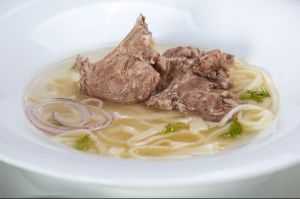 Традиционный суп из баранины, картофеля или домашней лапши - одно из любимых блюд бурятов.